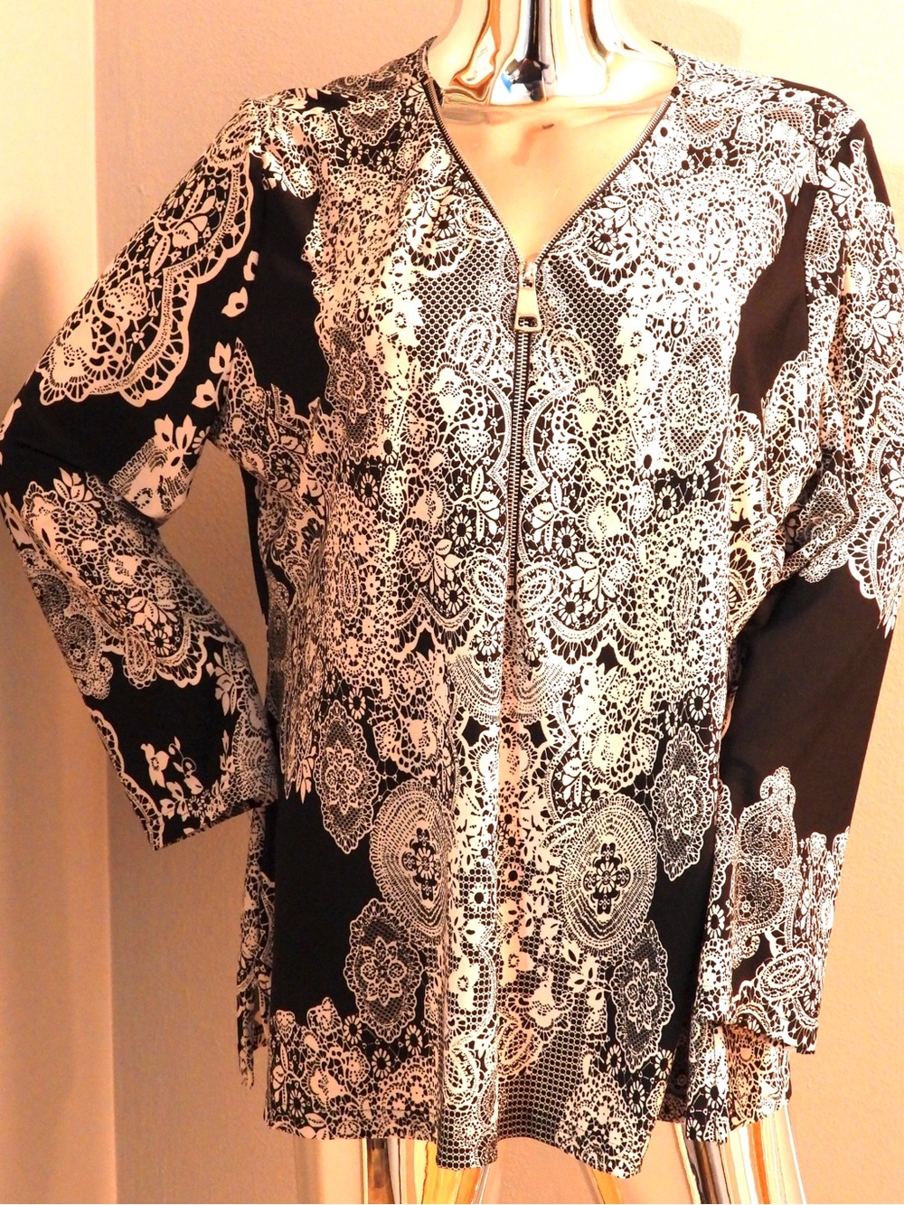 Y2K Vintage Investments Black & White Lace-Print Button-Front Women's Top L